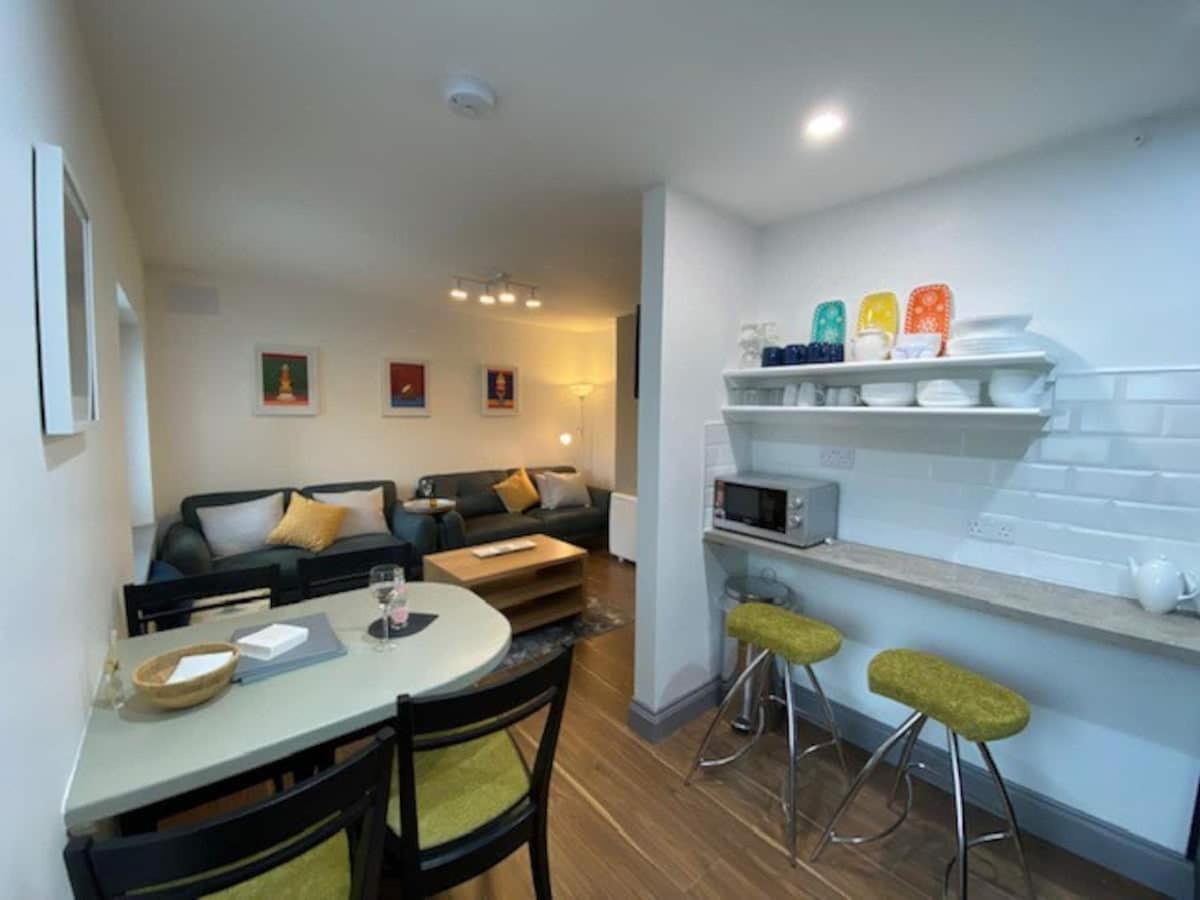 Location Location - Gorgeous 3 Bed Apartment In Киларни Екстериор снимка