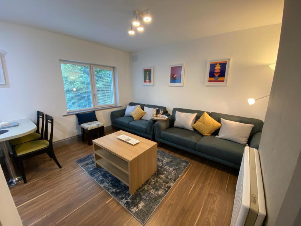 Location Location - Gorgeous 3 Bed Apartment In Киларни Екстериор снимка